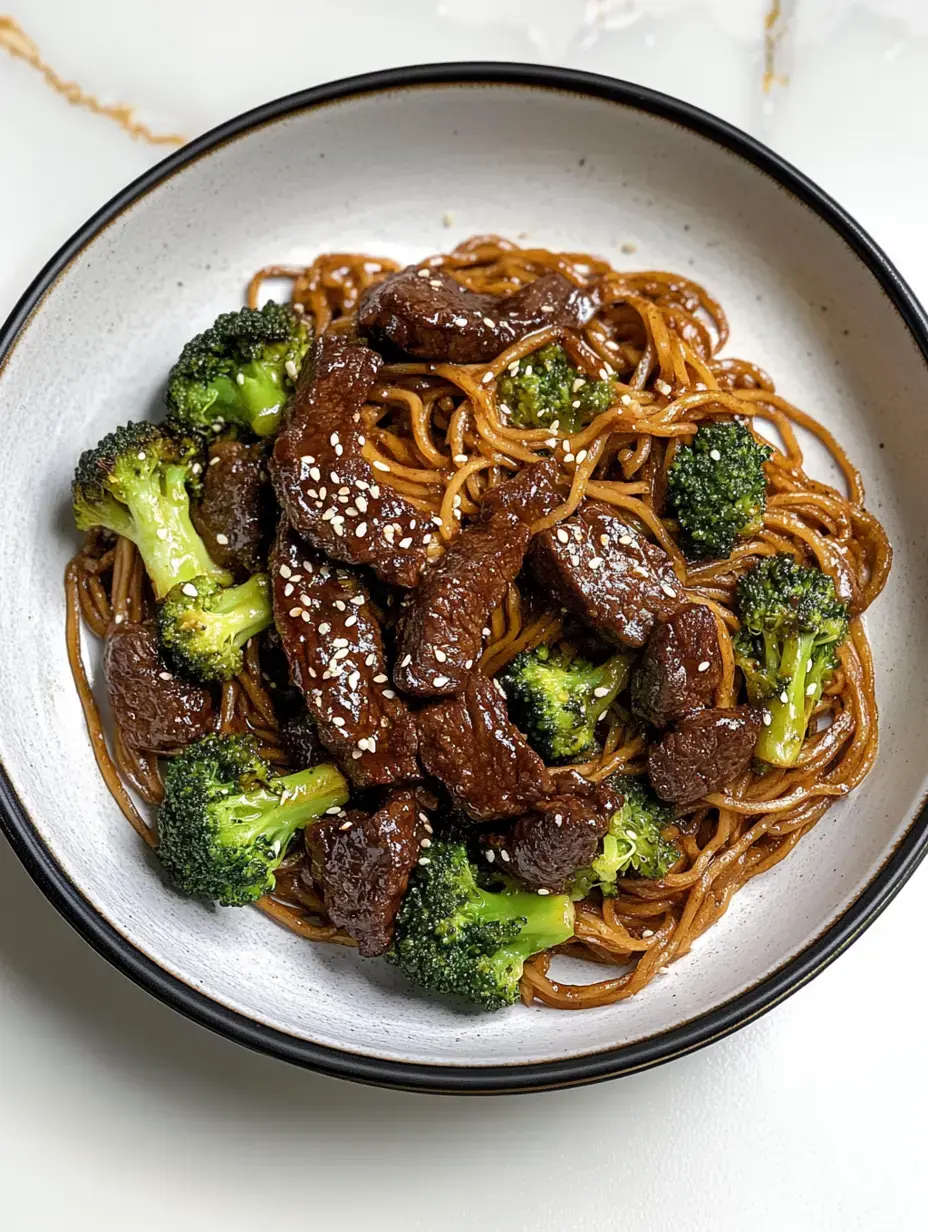 Bol de fideos con ternera y ramitos de brócoli, cubiertos de semillas de sésamo.