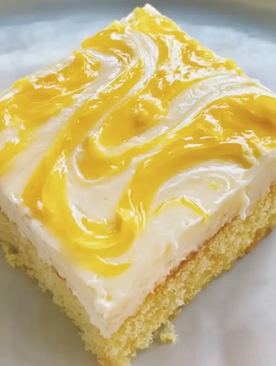 Porción jugosa de pastel cubierta con dos tipos de glaseado, blanco y de limón.