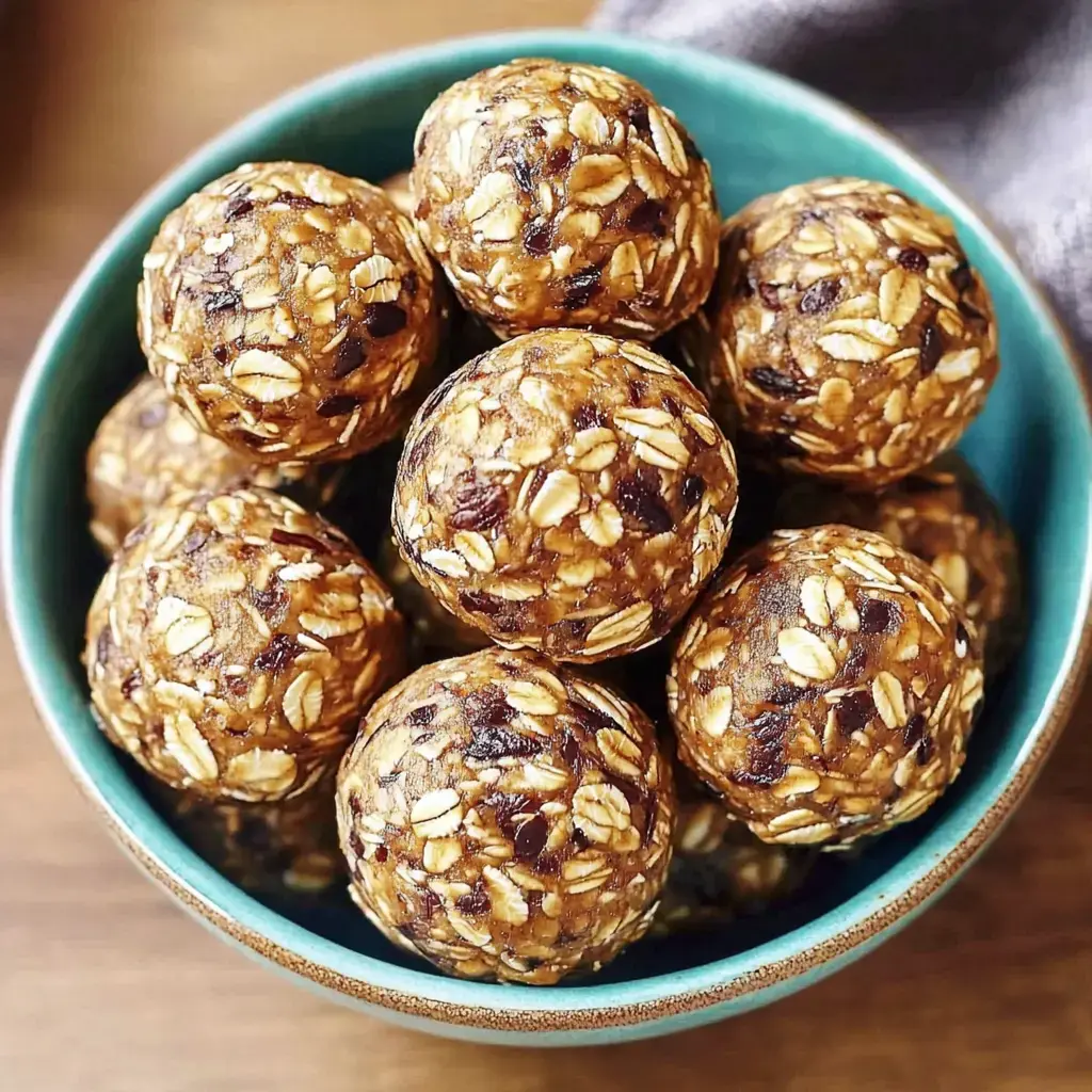 Un bol lleno de bolitas de avena y chocolate.