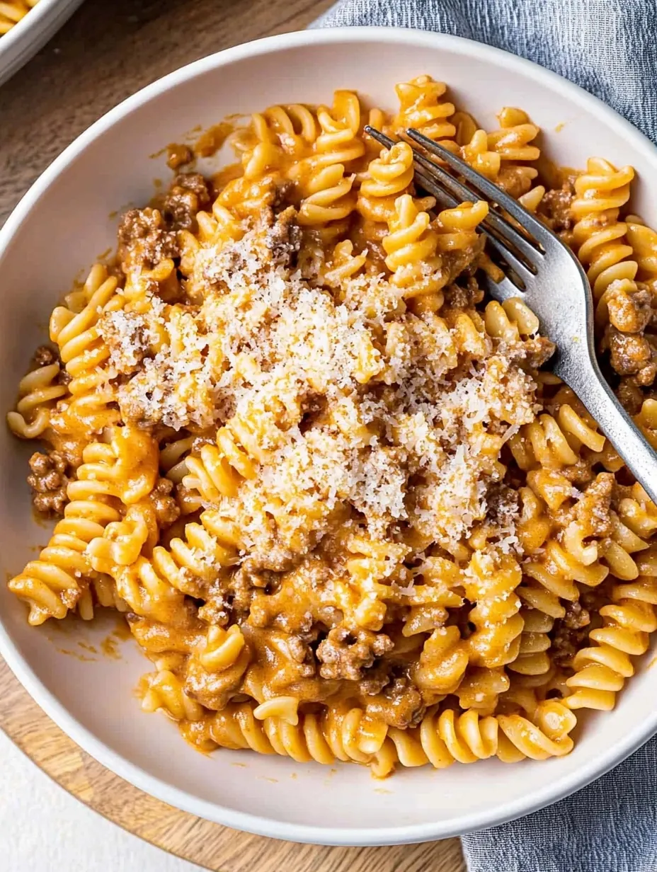 Pasta cremosa con carne en una sola olla, servida